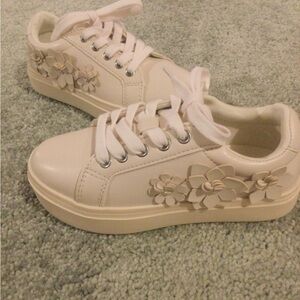 Kids Cream Floral Appliqué Lace-Up Sneakers - 12 NWOT